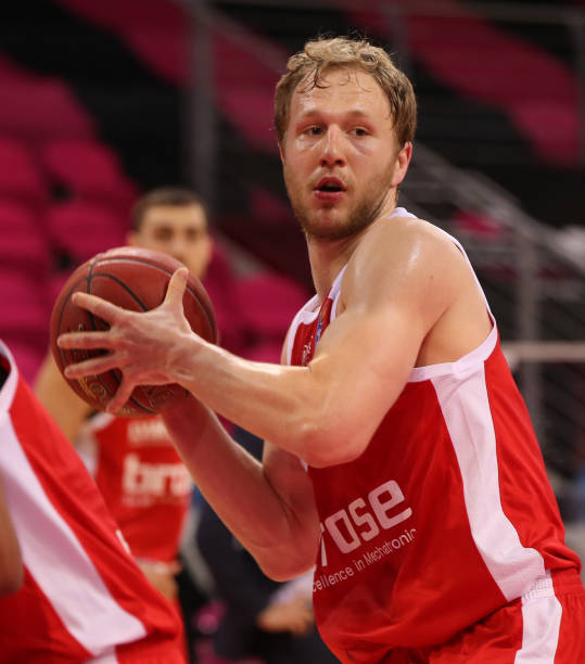 但在防守上 但在防守上